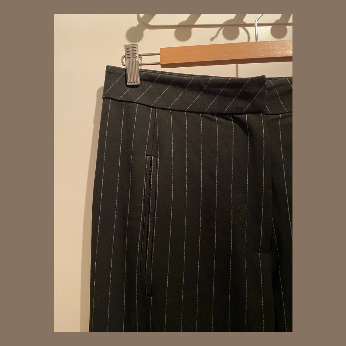 Kritstrecksrandiga kostymbyxor  - 90