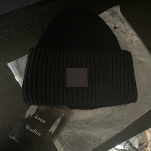 Acne mössa - Svart acne mössa. Oanvänd! Köparen står för frakten 💖
