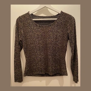 Leopardtröja - Supercool leopardmönstrad tröja! Står ingen storlek men skulle säga att den är en S-M :)