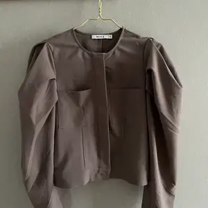 Lila-grå overshirt/ jacka. Aldrig använd! Nypris 599kr