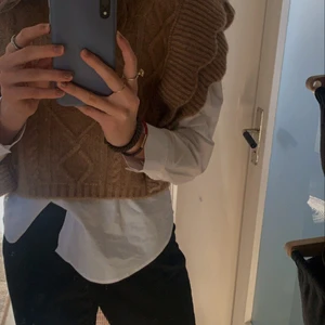 Stickad väst - Brun stickad väst från Zara! Använd ett få tal gånger! Slutsåld hos Zara. Nypris 599kr  