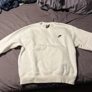 Nike tröja - Säljer en helt ny vit crewneck från Nike🤩 Tröjan är aldrig använd eftersom att jag fick den av en vän, men tyvärr passade den inte:( Skicket på tröjan är 10/10. Priset kan diskuteras vid snabb affär:)                                      Köparen står för frakt🤝.                                                         Släng iväg ett meddelande om du är intresserad😊