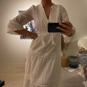 Långklänning - Världens finaste vita långklänning😭 strl xs men passar mig som är S