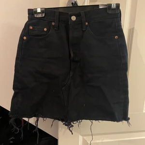 Levis - Säljer min kjol från Levis i storlek 25 som är i fint skick. Pris kan diskuteras. Köparen står för frakten!