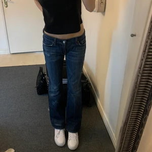 Lågmidjade jeans - Lågmidjade jeans , storlek 28 motsvarar S ungefär 