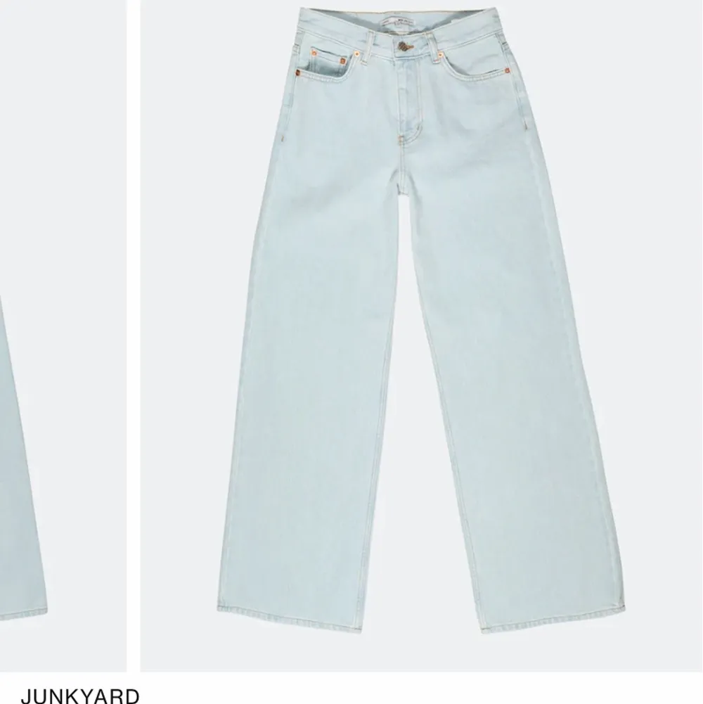 Säljer dessa skitsnygga jeans från Junkyard köpa för ca 2 år sedan men är i mycket bra skick. Dem är lite uppsydda så de passar mig som är runt 160❤️ pris kan diskuteras . Jeans & Byxor.