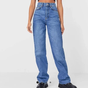 Raka jeans - Blåa, raka jeans med bra passform! Använda fåtal gånger så i jätte bra skick. Frakt tillkommer📦 