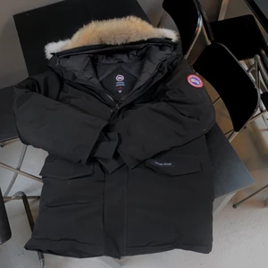  Canada Goose jacka - Storlek: M / Ny pris: 12899kr, Ny skick. utgångspris:4000kr.                                                          Gratis frakt inom Linköping.