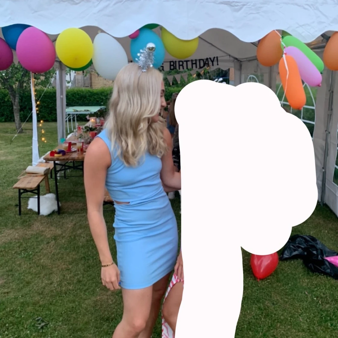 Ljusblå cut-out klänning - 90