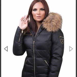 Jacka med päls - En Rock and Blue jacka i äkta päls samt bra skick, kommer inte till användning längre och är för liten för mig, passar även också för dom med XS. Nypris var 2800kr, hör av dig vid intresse🥰