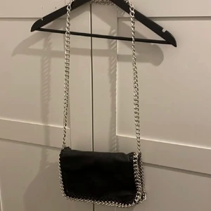 Tiamo väska  - Pga oseriösa köpare efter budgivning så lägger jag ut denna igen. Använd 1 gång för flera år sedan, helt nyskick! 200 kr prutat & klart plus frakt 66 kr, först till kvarn.