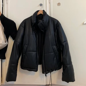 Puffer jacket - Skitsnygg jacka i ”fakeskinn” köpt för 1 år sedan som knappt användes så därför säljer jag nu!😁 skriv privat om du för fler bilder eller frågor