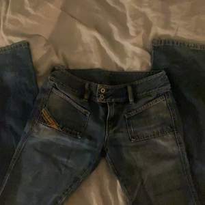 Säljer nu dessa sjukt snygga diesel jeans som är köpta på plick men tyvärr inte passar mig!💞 (skriv för mått och andra frågor)