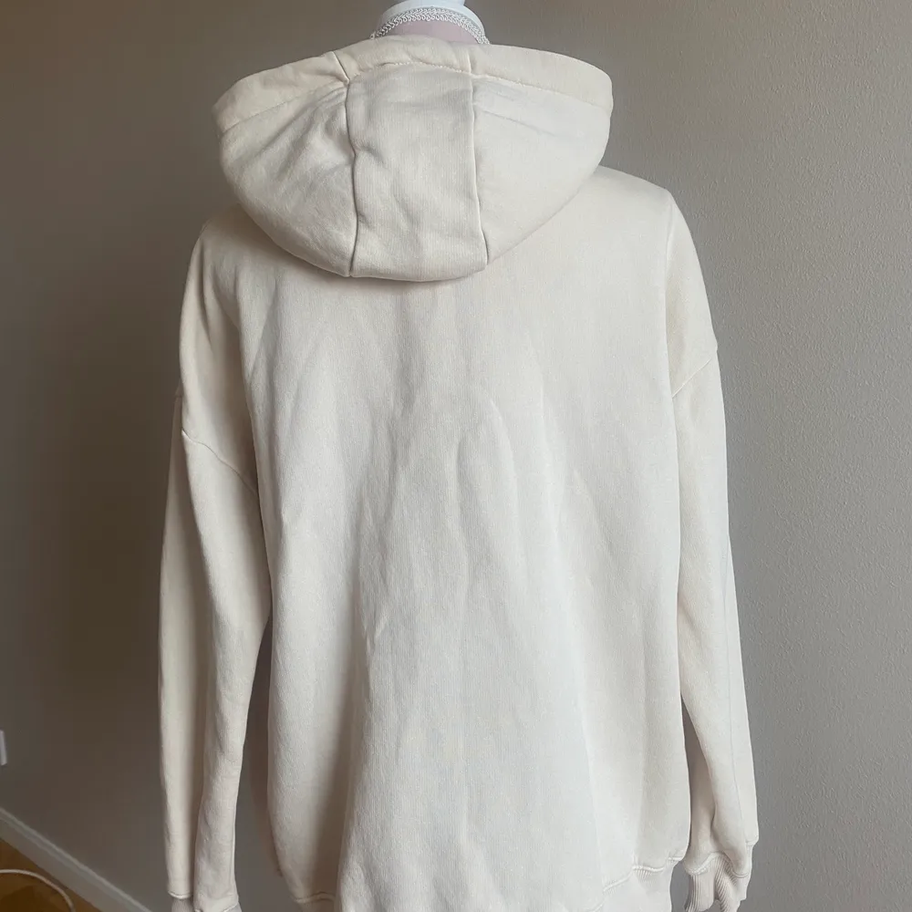 En super fin hoodie som är off white och är nästan aldrig använd (köpt för 380kr). Tröjor & Koftor.