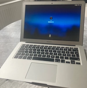MacBook Air 13 tum  - Hej!  Säljer min MacBook Air (13 tum, tidig 2014)  Minne: 4GB RAM/128GB SSD (Lagring).  Serienummer: C17NKU2EG085.   Datorn är i väldigt bra skick och helt fungerande. Det syns att den är använd men den har inga skador/repor.   Bilden är tydlig (inga färg skador) detsamma gäller med ljudet.   Jag är ej längre i behov av den och hoppas att någon annan där ute får användning av den.   Priset går att diskutera vid en snabb och smidig affär.   Frågor? Tveka inte på att höra av dig.   Hälsningar