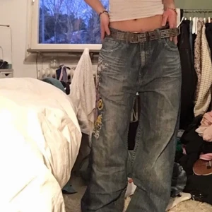 Jeans - Baggy jeans med coola tryck på ena fickan och på ena benet. Den är rätt mycket förstora på mig som har M men det är bara att fixa med ett skärp💕