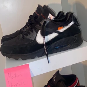 OFF - WHITE Nike Air Max 90, Us10/44 - Nike Air Max 90 Off White, Us 10/44, bra skick 8/10. Allt orginal finns: kvitto, låda, tag, skosnören