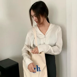 TYG VÄSKA - Helt ny från min lilla företag! Tygväskor med tryck. Passar bra till alla outfit, kan använda både som vardags väska eller shopping väska! Mer information hitta ni på våran instagram: mollyloona