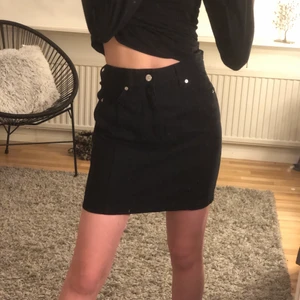 Weekday, jeanskjol, svart - Säljer denna fina jeanskjolen från weekday, helt ny och aldrig använd, som ni kanske ser är lappen till och med kvar, orginal priset på denna fina kjol är 400kr 