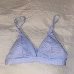Ljusblå bikini - Oanvänd bikiniöverdel. Superfin färg men kommer inte till användning. Justerbara axelband. Hör gärna av dig med frågor!!🤍