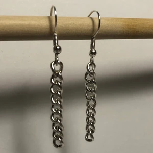 Silvriga örhängen  - Örhängen från silverkedja, kan postas med brev så frakten blir bara 9 kr!!! 💕💕