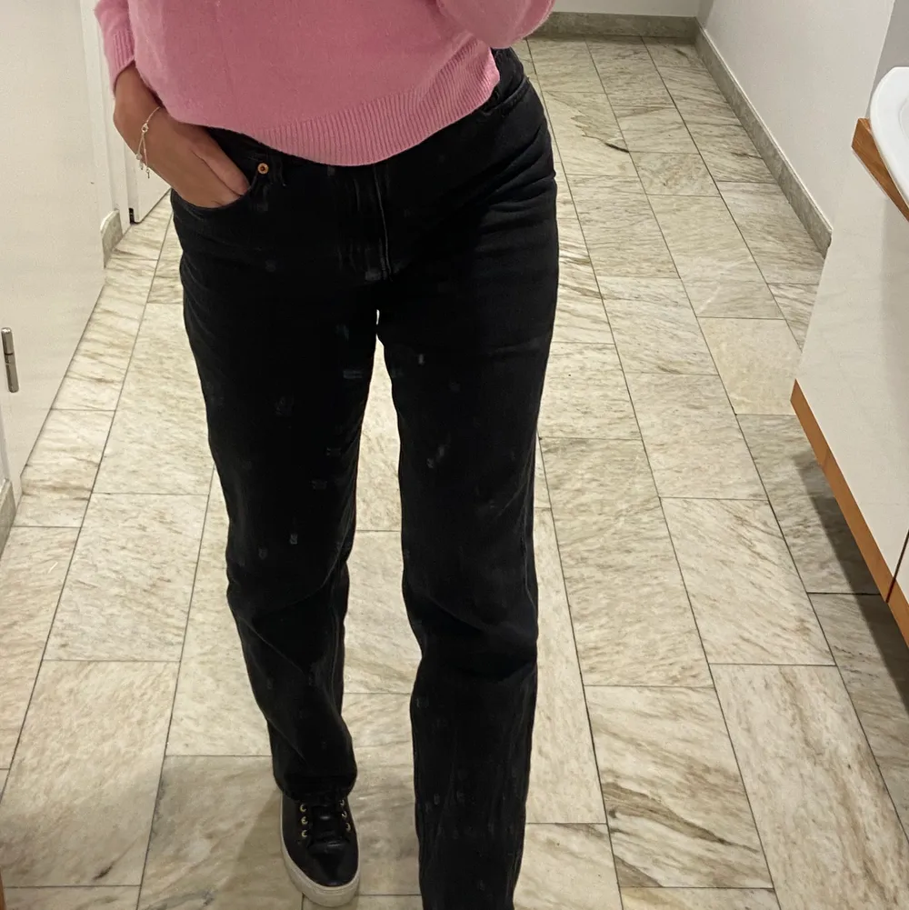 Så fina jeans i ”tvättad svart färg” i storlek 38, perfekt längd💖 från monki men slutsålda!. Jeans & Byxor.