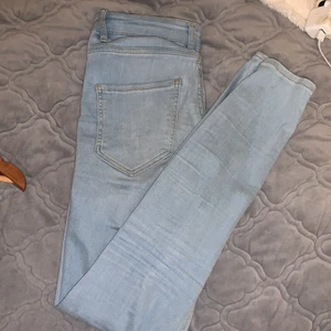 Jeans - Ljusblåa jeans från Gina tricot. Molly jeans. De är i gott skick. Strl s men passar även xs