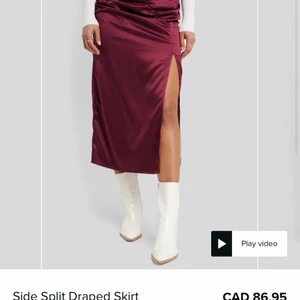 Nakd drapperad kjol med slits - Säljer denna så fina långkjol! Passar till många tillfällen då man kan klä ”upp” och ner den! Aldrig använd utan ENDAST testad 1 gång. Köptes för 500kr förra hösten:)