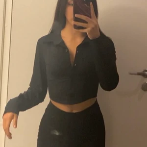 Svart skjorta - Cropped shirt, skjorta. Storlek XS