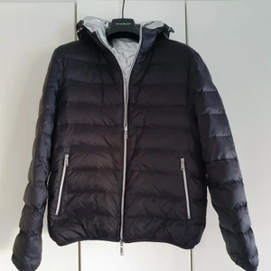 Vinterjacka Emporio Armani - Häftig vinterjacka märket Emporio Armani. Silver foder. Storlek L.