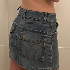 Y2K kjol som är skit snygg men inte använd så mycket därför säljer jag!! En must have i garderoben. Buda i kommentarerna 