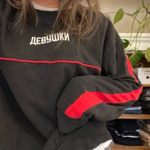 Svart Oversized Crewneck - Svart oversized crewneck. Lappen saknas men tror att den är från H&M från början. Bra skick.