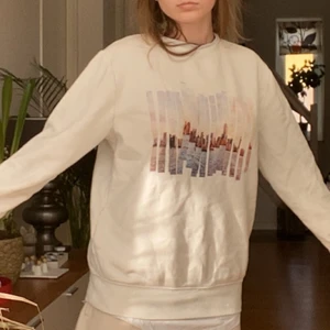 Sweater med tryck, mönster vit strl S - Fin och mysig, INGA fläckar. Bra Skick, varm. Om du har några frågor så e de bara o fråga👍🏻👍🏻❤️                                          Underarm till underarm: 56cm                                                          Total längd från krage: 65cm                                                                 Ärmlängd från axel: 60cm