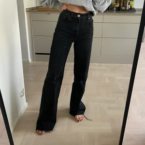 Svarta zarajeans  - Jag är 163 lång. Frakt tillkommer 