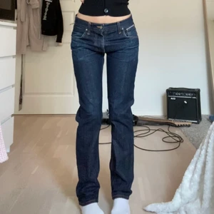 Nudie jeans - Skitsnygga från nudie jeans. De är straight i benen och lite baggy i upptill. Skulle säga att de är mid/low waist och sitter bra på mig som är 172!