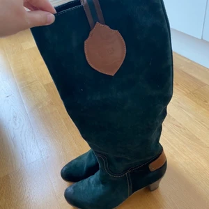 Snygga nästan nya gröna stövlar stl 36 - Snygga gröna stövlar från Novita. Storlek 36. I skinn/mocka med gummisula. Använda enstaka gång och jag hittar endast lite skav på klackarna.
