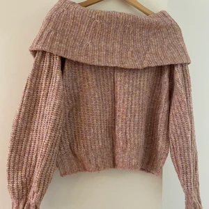 Stickad off shoulder  - En skön stickad off shoulder tröja, väldigt skön å varm! Lite större passform än xs! Kanske en M