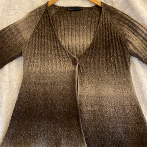 Stickad kofta  - Super fin stickad kofta med utsvängda, korta ärmar🧡 (storleken är 44/46 men passar allt ifrån XS-M och kanske L)