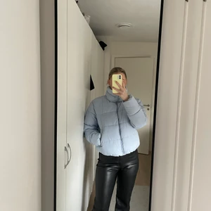 Blå puffjacka - Snygg puffjacka från lager 157, använd 3-4 gånger. 