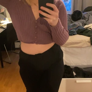 Långärmad stickad tröja - En varm mörklila gullig tröja. Den är supergullig och har knappar💜  storlek M men passar även S