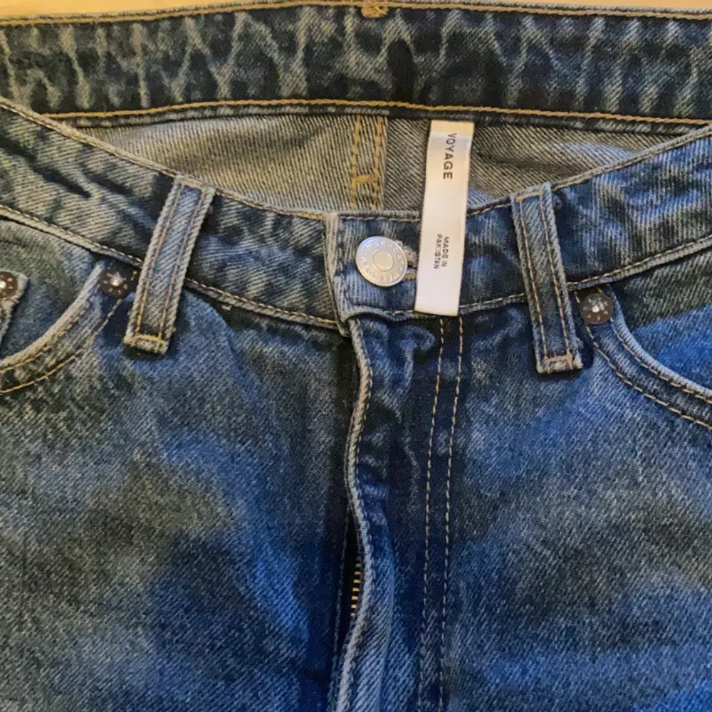 Snygga mörkblåa jeans från weekday. Modellen Voyage high straight Jeans. Tyvärr är det för små på mig och säljs därför vidare!! Storlek 27/30 (är 164 cm lång) . Jeans & Byxor.