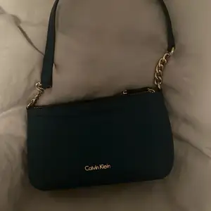 Säljer denna Calvin Klein väskan som är köpt i USA och nästan aldrig använt och säljer på grund av att den inte kommer till användning köpt . Priset kan absout diskuteras 