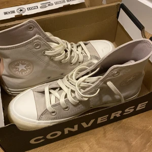 Converse  - Helt nya Converse (aldrig använt). Storlek: 37-38, 750+frakt (om du väljer att inte mötas)! kan mötas upp i uppsala eller stockholm!😊