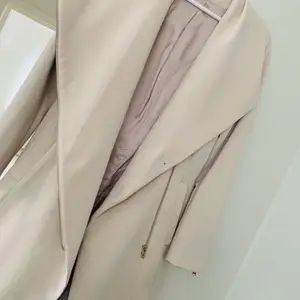 Beige längre kappa från H&m storlek 36