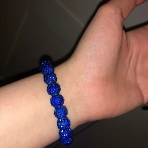 Blått armband  - Ett armband som inte har kommit till användning som jag fick i present från ett annat land. Pris och frakt kan diskuteras i dm. 