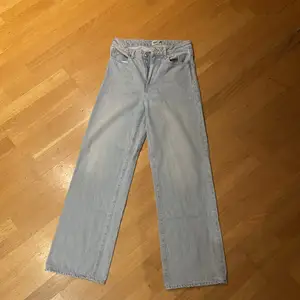Ljusblåa vida jeans