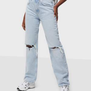 Högmidjade och slitna jeans från Ginatricot. Storlek 36