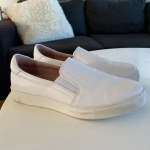 Säljer dessa DASIA Slip-on skorna i vit storlek 38! Använda ett fåtal gånger så lite smutsiga men inte slitna. Nypris är 1000kr