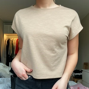 Beige topp - Beige t-shirt från Nakd i storlek XS