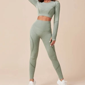 Träningsset  - Träningsset, aldrig använt pga för litet. Passar någon som är S-M. Köpren står för frakt 